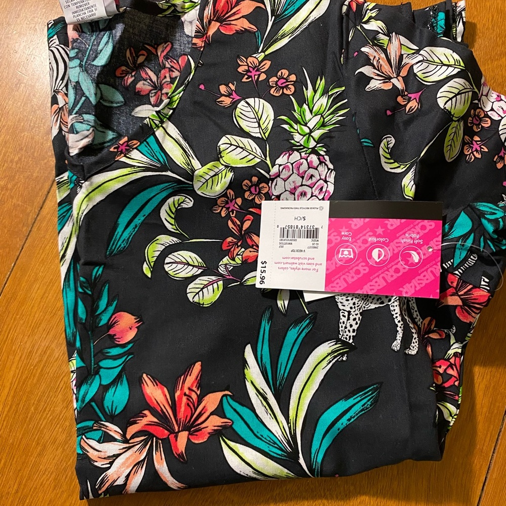 Small floral nwt scrub top